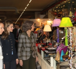 ​Doña Sofía y Doña Letizia durante su recorrido por los puestos del rastrillo benéfico